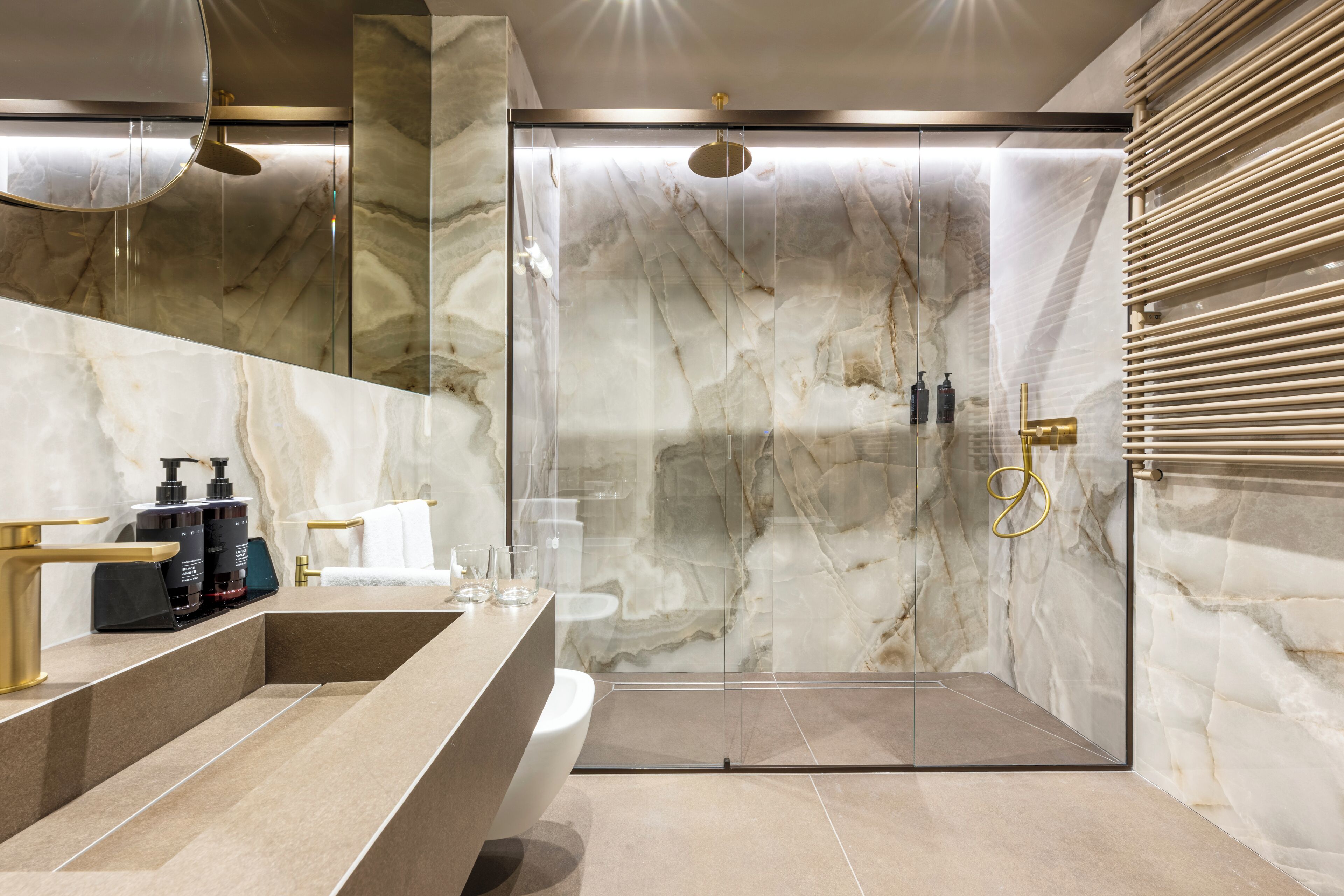 Deluxe-værelse med dobbeltseng eller 2 enkeltsenge | Badeværelse | Bruser, brusehoved med spredningseffekt, gratis toiletartikler