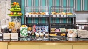 Un bufé de desayuno con diversos alimentos y recipientes.