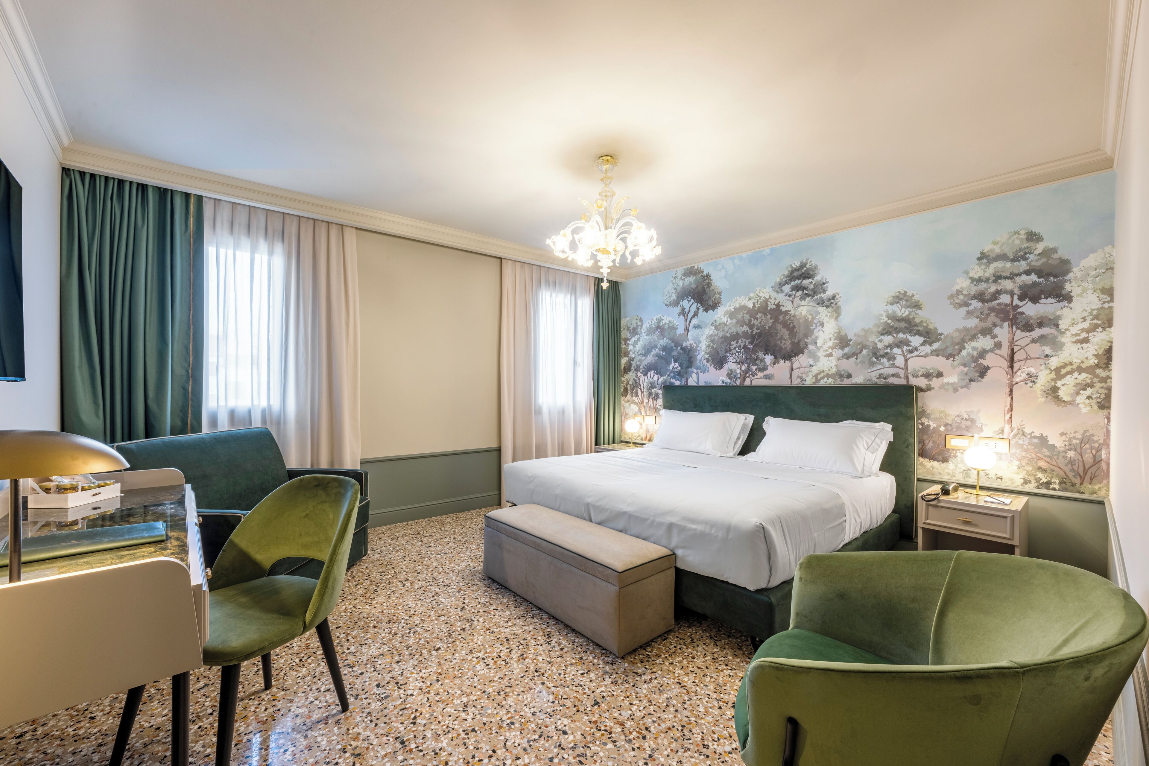 Junior Suite Triple Garden View | Minibar, pengeskab på værelset, skrivebord