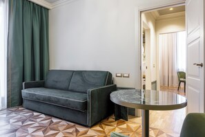 Minibar, caja de seguridad en la habitación y escritorio 