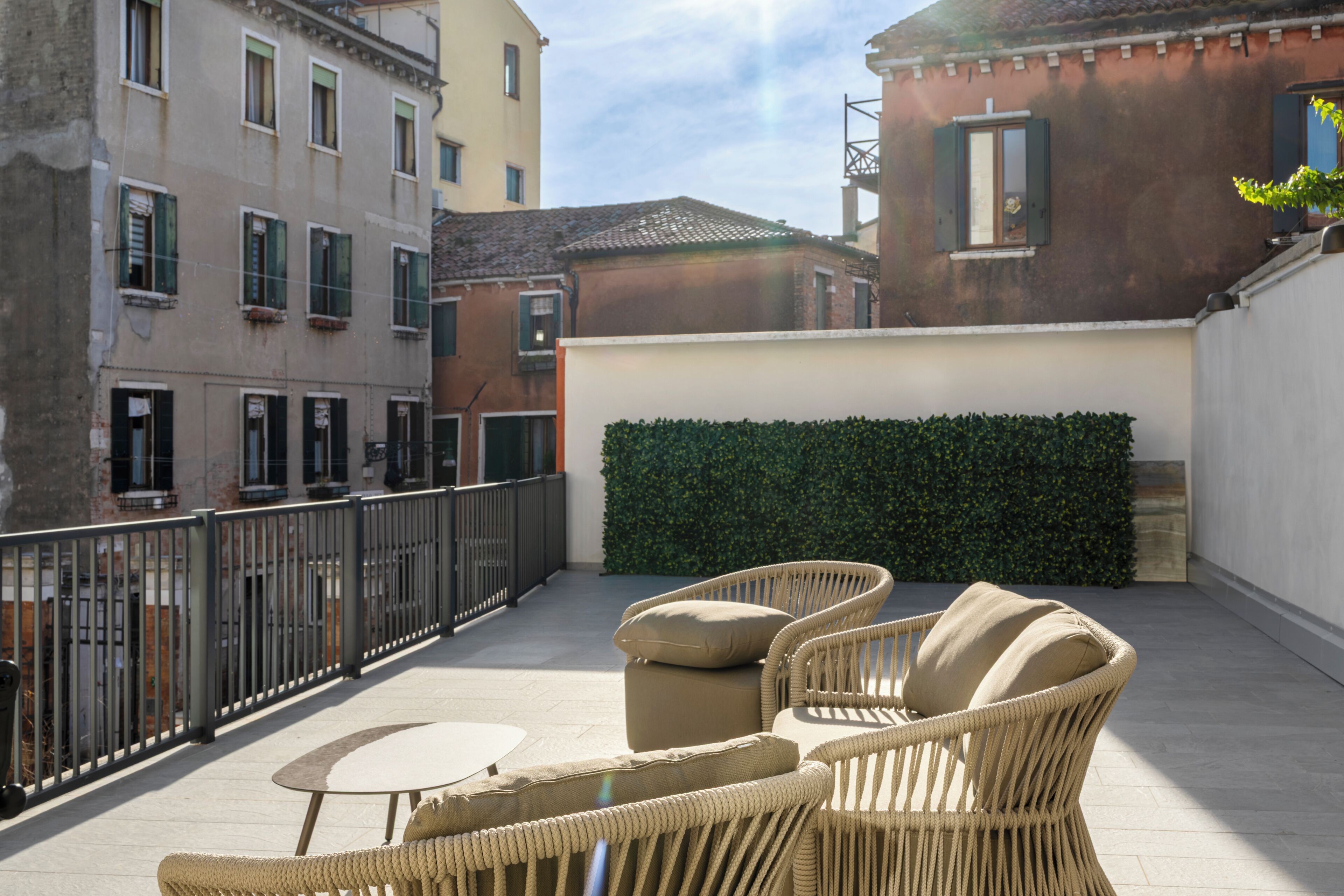 Deluxe-værelse med dobbeltseng eller 2 enkeltsenge - terrasse - udsigt til have | Terrasse/gårdhave