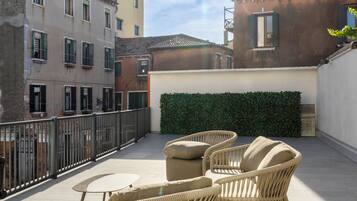 Deluxe-værelse med dobbeltseng eller 2 enkeltsenge - terrasse - udsigt til have | Terrasse/gårdhave