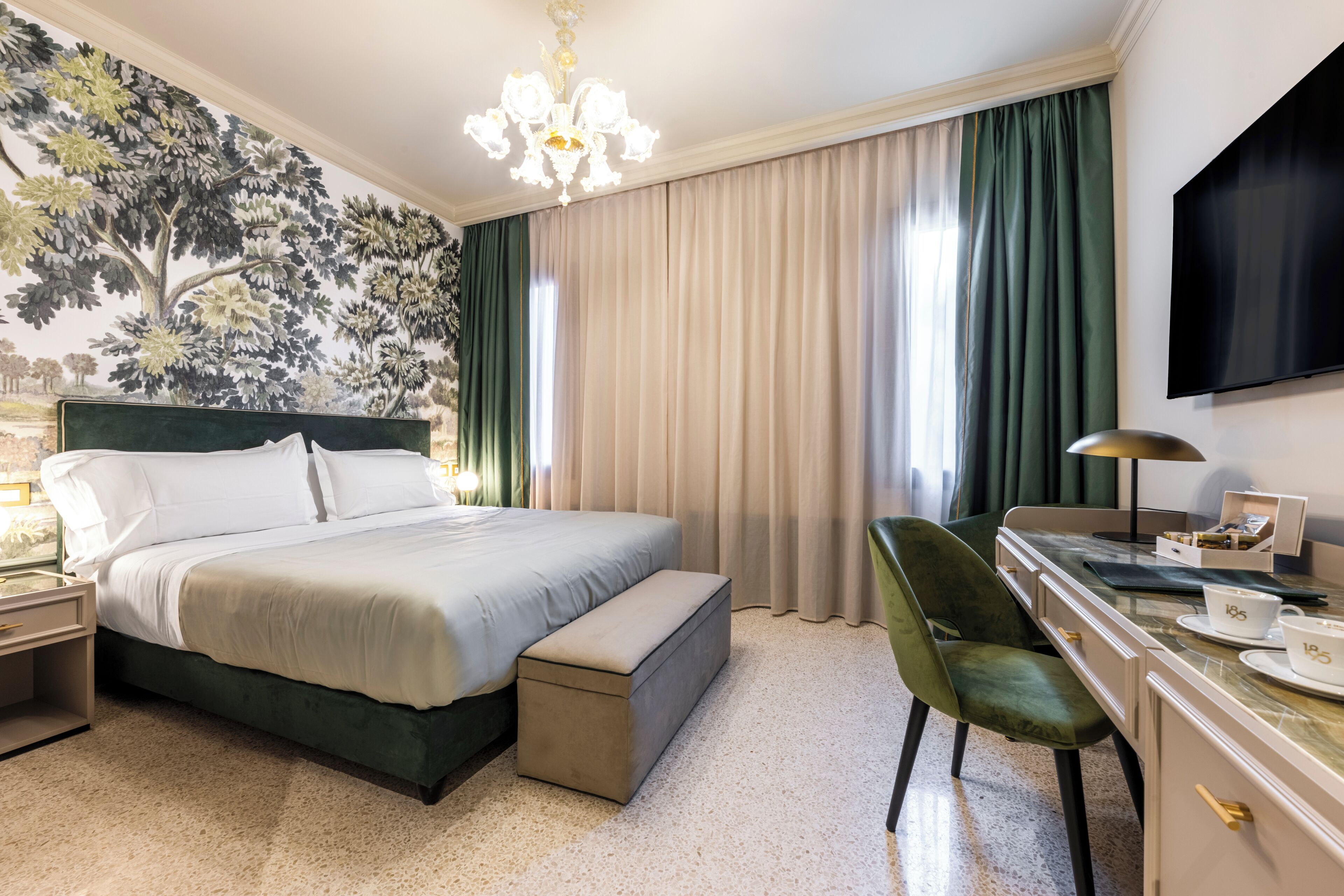 经典双人房或双床房 | 迷你吧、客房内保险箱、办公桌、笔记本电脑工作区