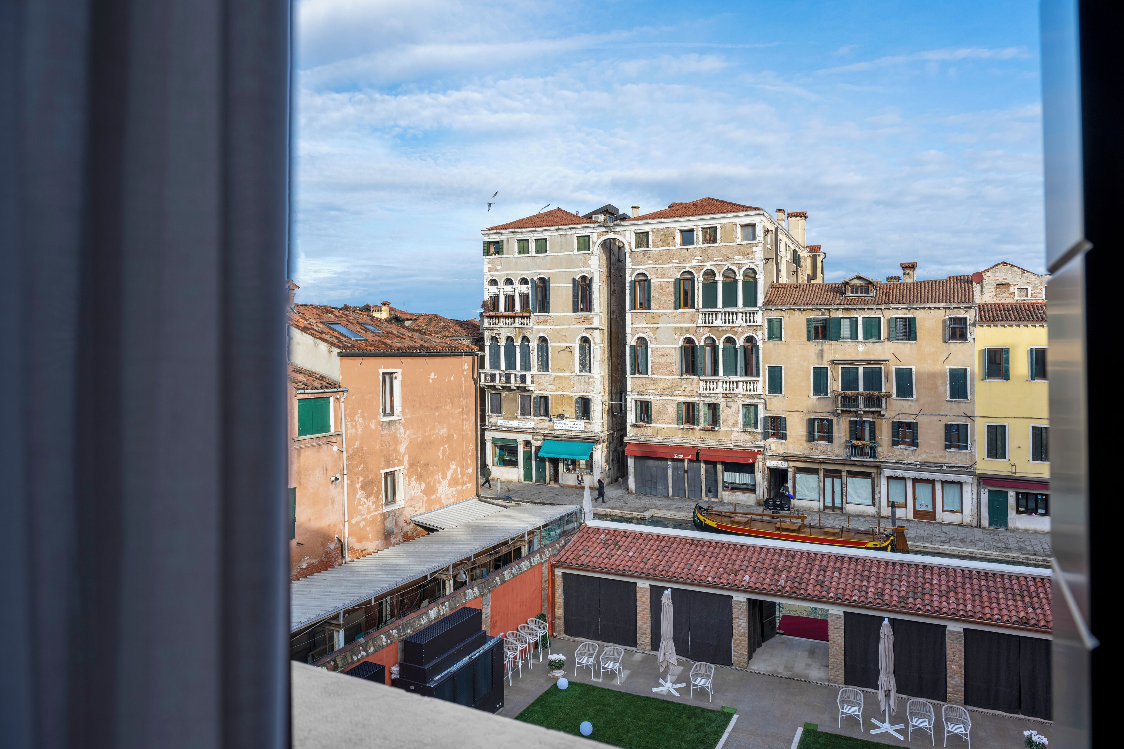 Minibar, coffres-forts dans les chambres, bureau