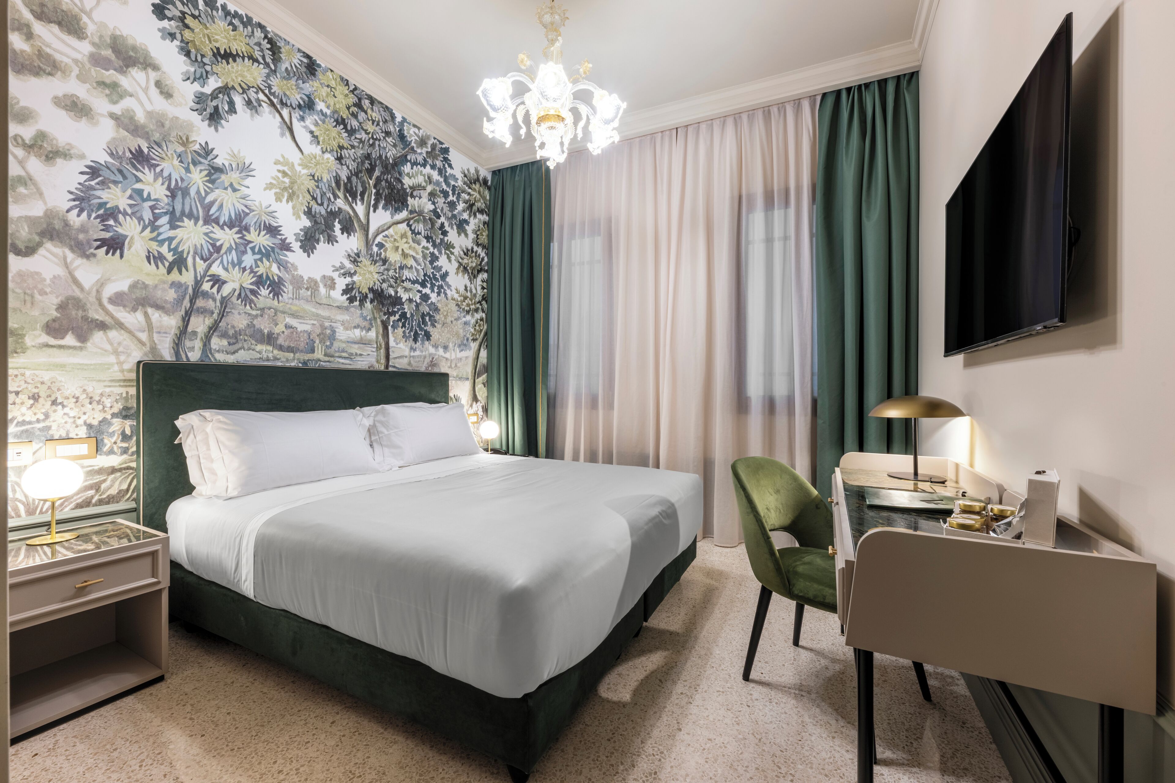 经典双人房或双床房 | 迷你吧、客房内保险箱、办公桌、笔记本电脑工作区