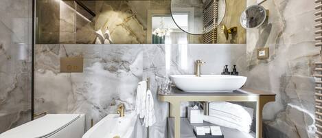 Habitación Deluxe con 1 cama doble o 2 individuales, terraza, vistas al jardín | Baño | Ducha y cabezal de ducha tipo lluvia