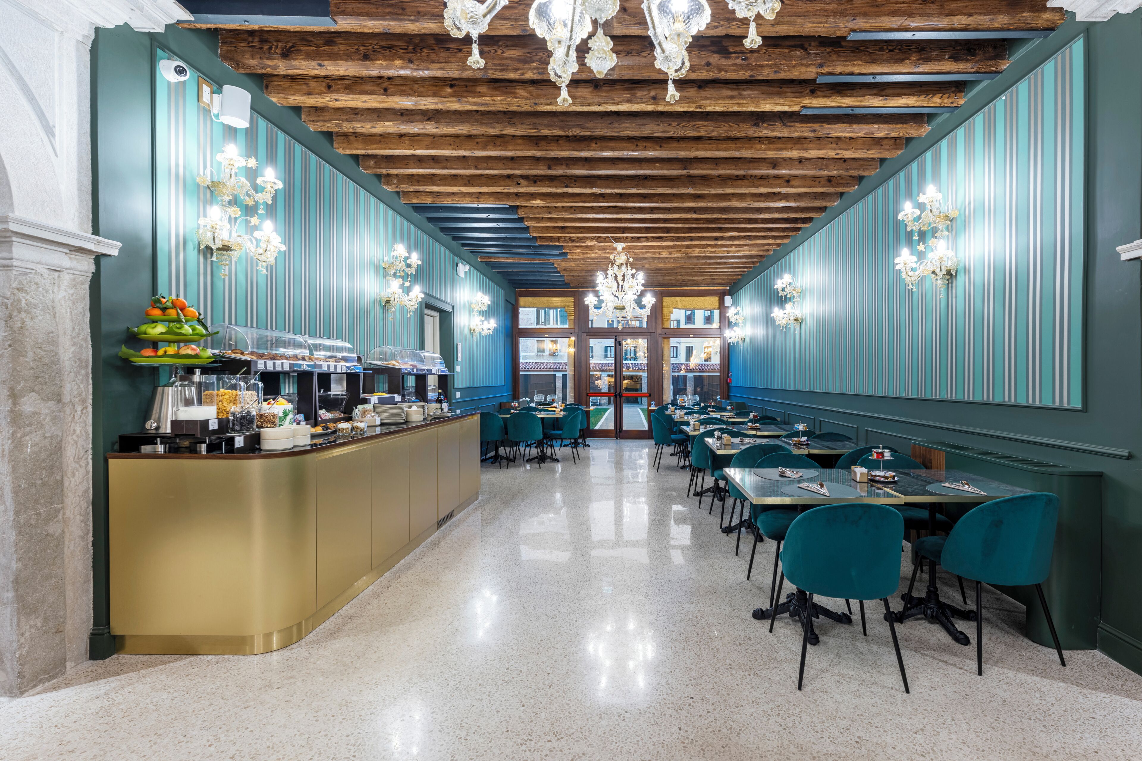 Desayuno buffet (EUR 18 por persona) 