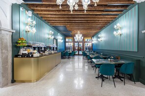 每日供应自助式早餐（每人 EUR 18）