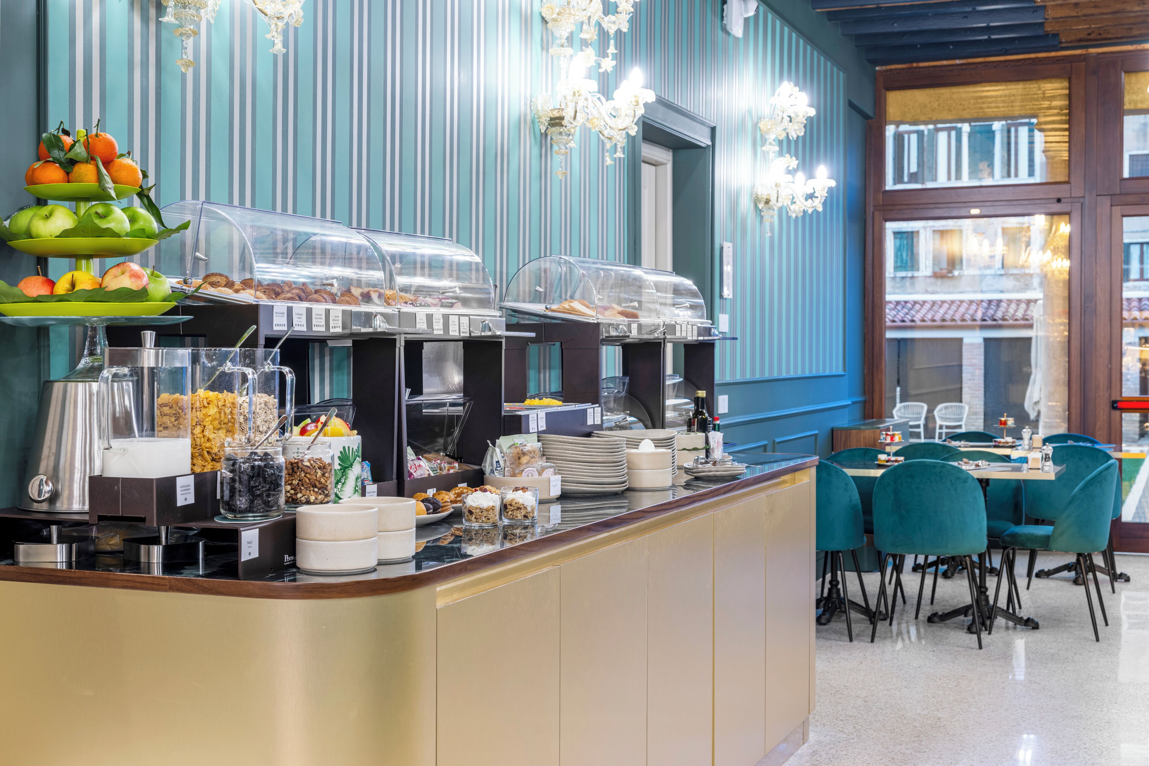 Desayuno buffet diario (EUR 18 por persona)