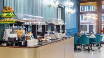 Desayuno buffet diario (EUR 18 por persona)