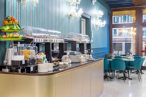 Daily buffet breakfast (EUR 18 per person) - Hotel Villa Viridia (Venice)