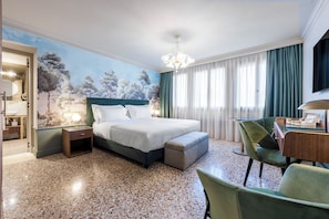 Minibar, in-room safe, desk, laptop workspace - Hotel Villa Viridia (Venice)