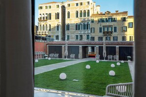 Minibar, caja de seguridad en la habitación y escritorio 