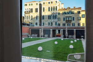 Camera Classic con letto matrimoniale o 2 letti singoli | Minibar, una cassaforte in camera, una scrivania, postazione laptop