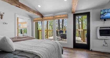 Hidden Mountain Top Cabin in Serene setting-The Trapper Shack