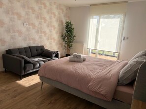 5 Schlafzimmer, Schreibtisch, Bügeleisen/Bügelbrett, Reisekinderbett