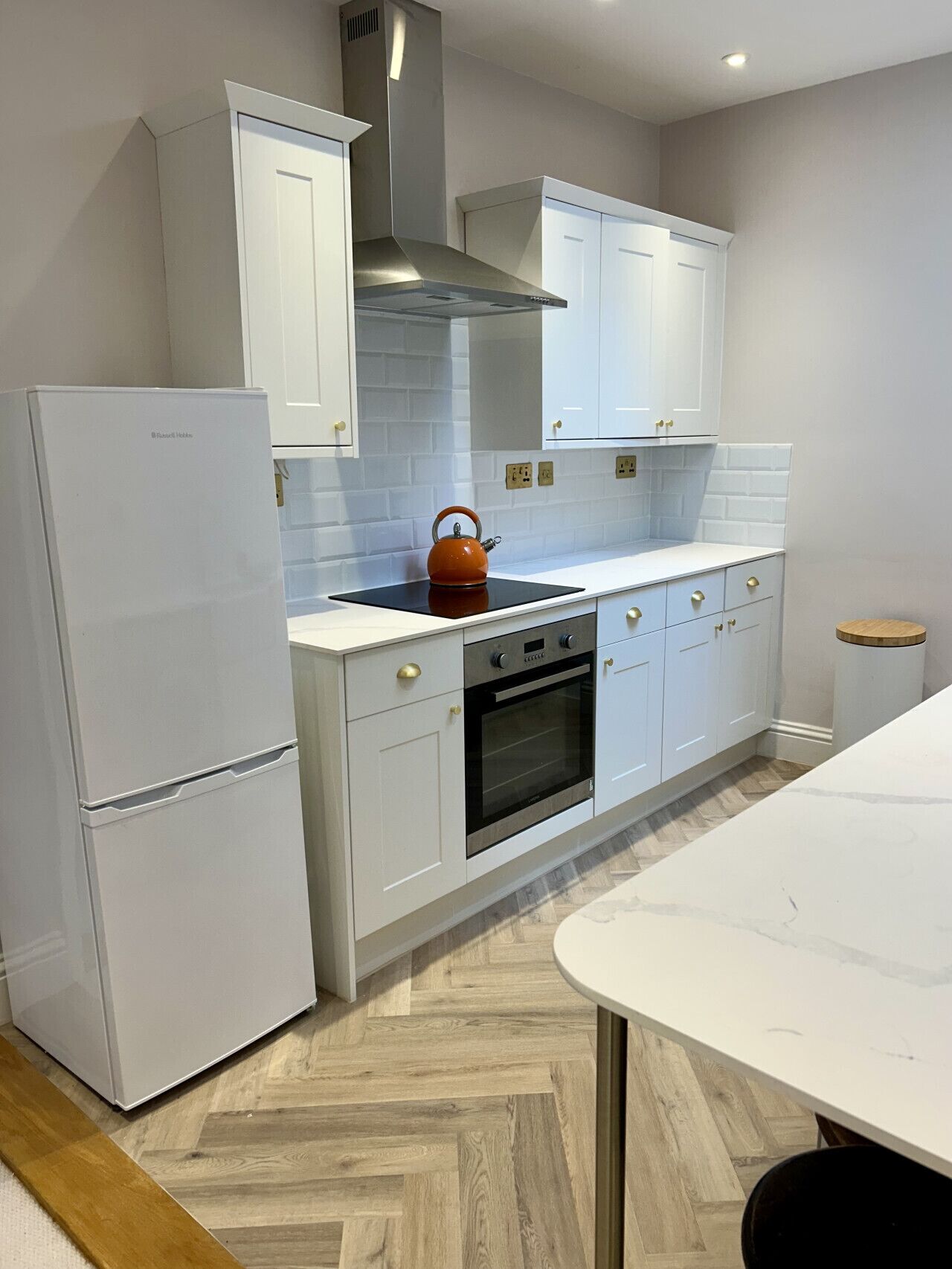 Een koelkast, een microgolfoven, een oven, een kookplaat