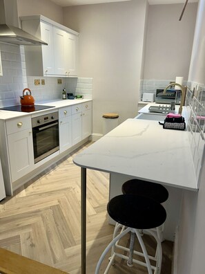 Kjøleskap, mikrobølgeovn, ovn og kokeplater