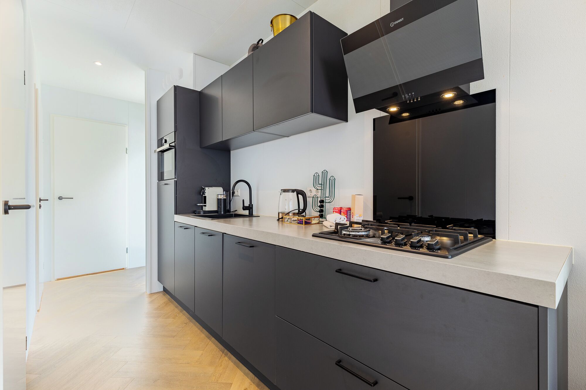 Een koelkast, een vaatwasser, een kinderstoel