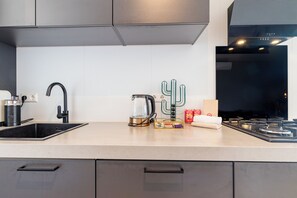 Refrigerador, lavavajillas y periquera 