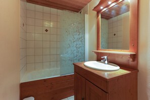 Serviettes fournies, papier toilette