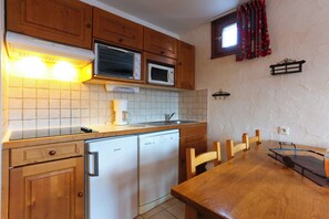 Fridge, microwave, dishwasher, coffee/tea maker
