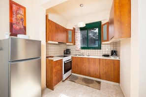 Fridge, oven, coffee/tea maker, toaster