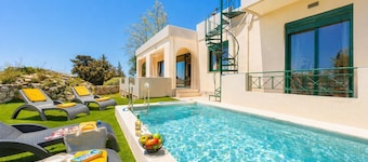 Villa Phoebe - Three Bedroom Villa, Sleeps 6