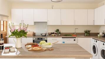 Micro-ondes, four, lave-vaisselle