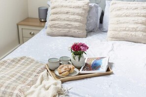 Tabla de planchar con plancha, wifi y ropa de cama 