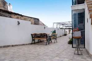 Outdoor dining - Room 'Lagoa' with Sea View, Private Terrace and Wi-Fi (Lagoa)