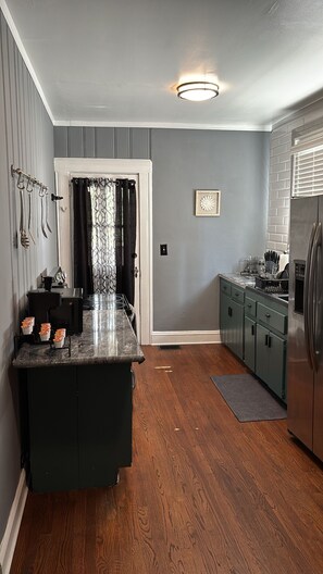 Kjøleskap, mikrobølgeovn, ovn og kokeplater