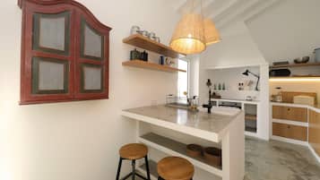 Réfrigérateur, micro-ondes, four, plaque de cuisson