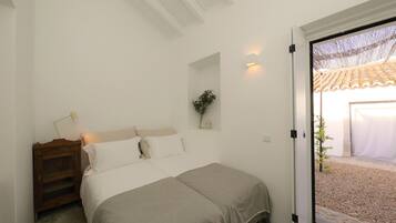 Tabla de planchar con plancha, wifi, ropa de cama