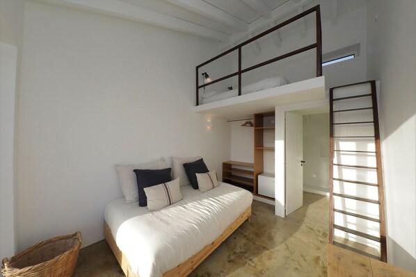 Tabla de planchar con plancha, wifi y ropa de cama