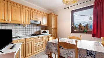 Frigorifero, forno, piano cottura, pentole/stoviglie/utensili