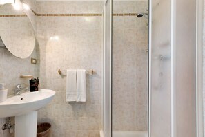 Een douche, handdoeken