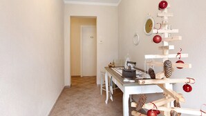 A hallway with a dining area featuring a wooden Christmas tree decoration. - Apartment 'Pointa Neira' with Mountain View, Shared Garden and Wi-Fi (Semon)
