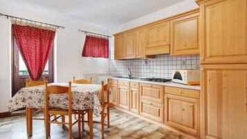 Frigorifero, forno, piano cottura, pentole/stoviglie/utensili