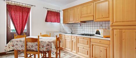 Frigorifero, forno, piano cottura, pentole/stoviglie/utensili