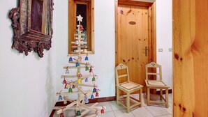 A wooden door, a mirror, and a Christmas tree decoration. - Becca D'Aver Apartment with Mountain View, Shared Garden, and Wi-Fi (Semon)