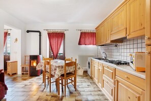 Fridge, oven, stovetop, cookware/dishes/utensils