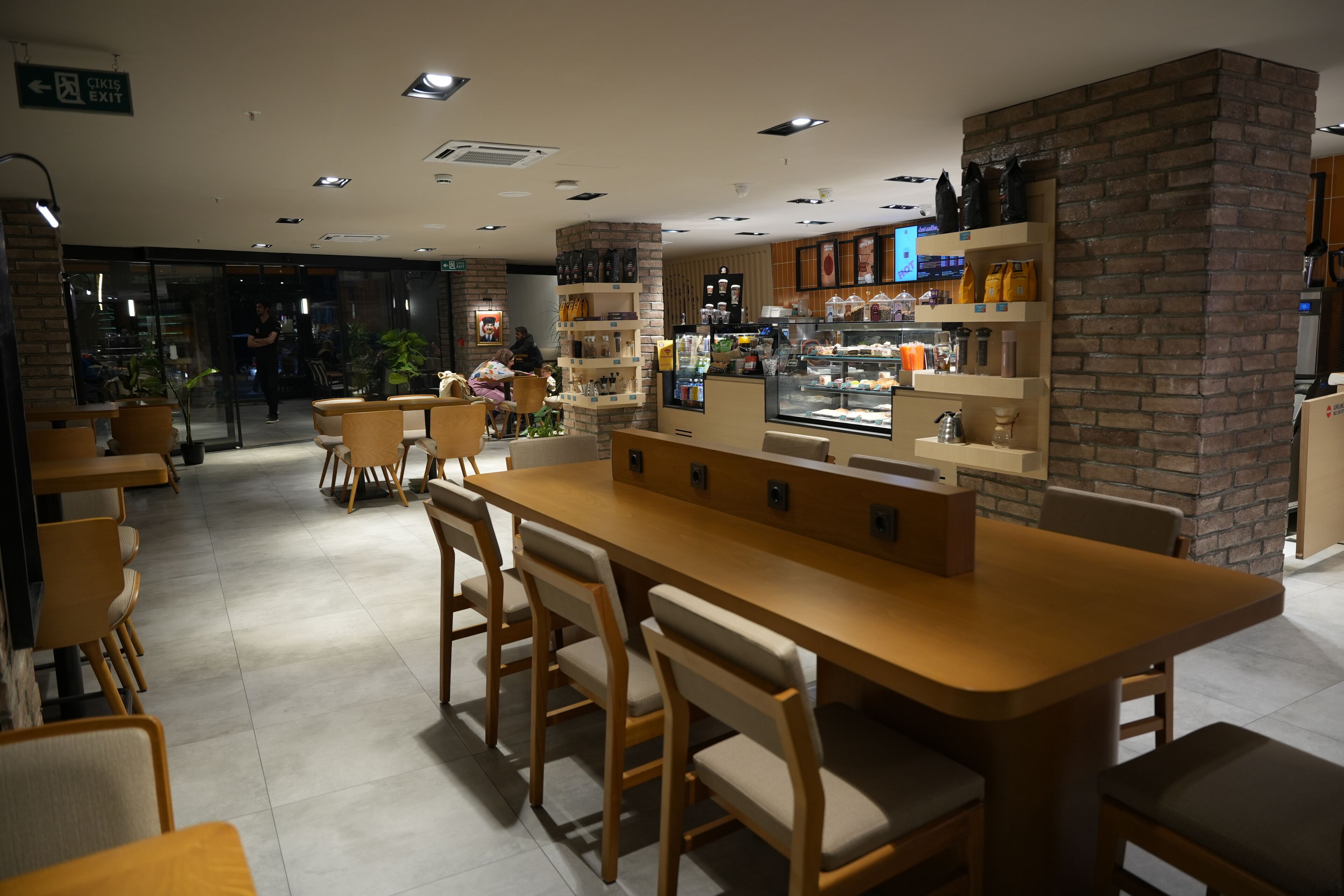 朝食 (ビュッフェ)、毎日提供 (無料)