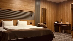 A modern hotel room with a large bed, a desk, and a wardrobe. - Kent Room Hotel (Kapaklı)