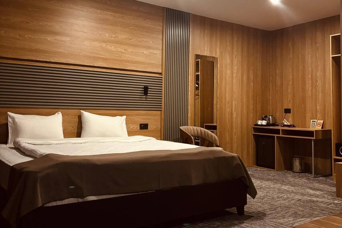 ห้องลักซ์ชัวรี่สวีท | เครื่องนอนระดับพรีเมียม, เตียงพร้อมฟูกเสริมที่นอน, มินิบาร์