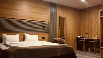 Luxury Suite | Premium bedding, pillowtop beds, minibar, in-room safe