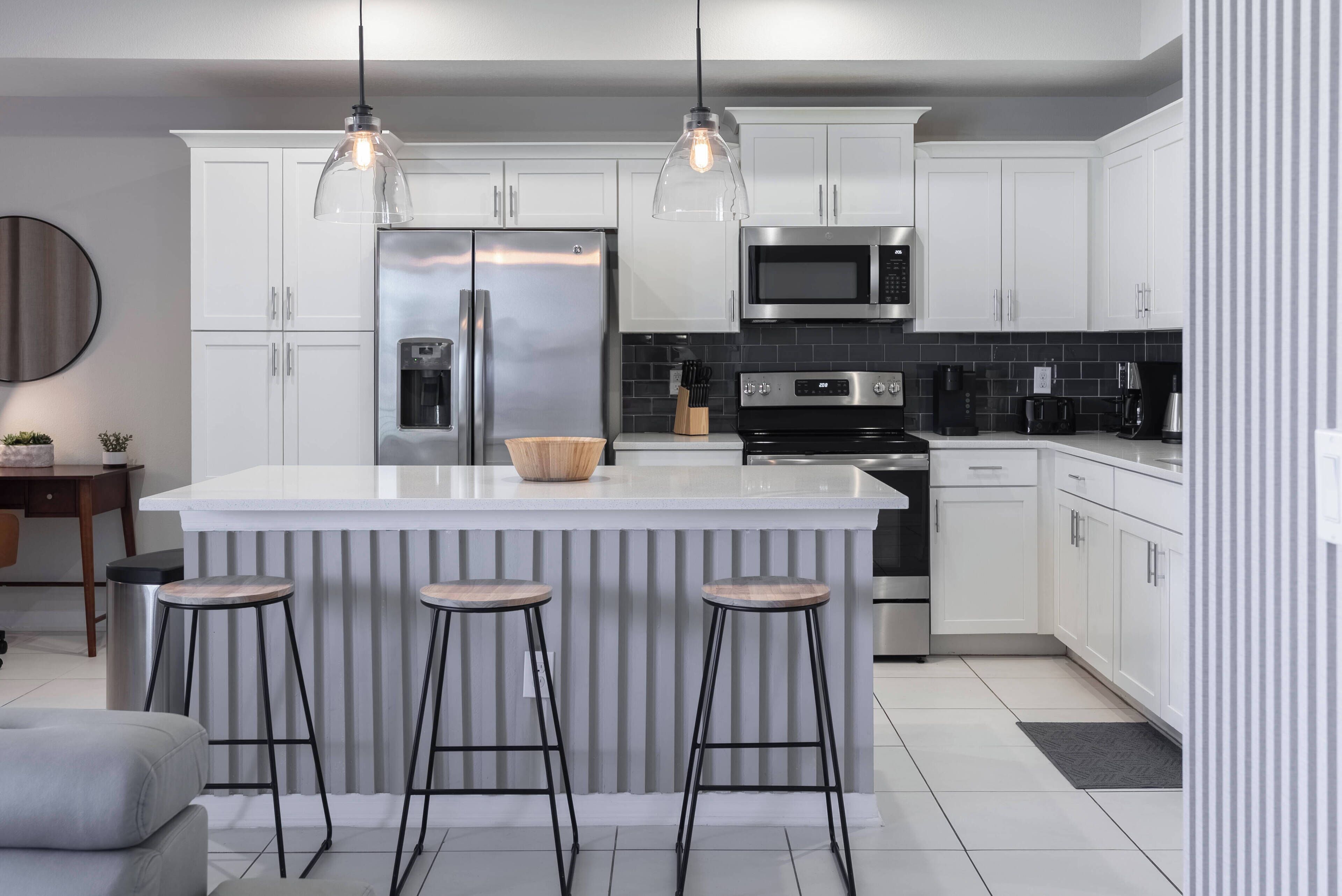 Køleskab, mikrobølgeovn, ovn, kogeplade