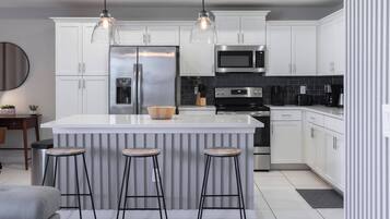 Kylskåp, mikrovågsugn, ugn och spishäll