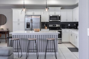 Kylskåp, mikrovågsugn, ugn och spishäll