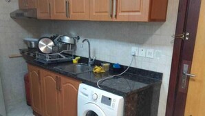 Full-sized fridge, stovetop, toaster, cookware/dishes/utensils - Avari Al Barsha Apartment Hotel (Dubai)